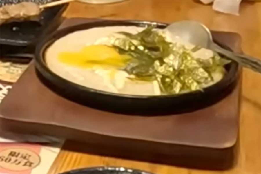 居酒屋で食べた、山芋の鉄板焼の虜に【出典：YouTube「Macaron Chan 南フランス田舎娘」よりスクリーンショット】