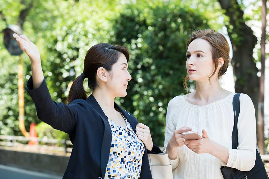 道で困った外国人観光客を助ける日本人（写真はイメージ）【写真：PIXTA】
