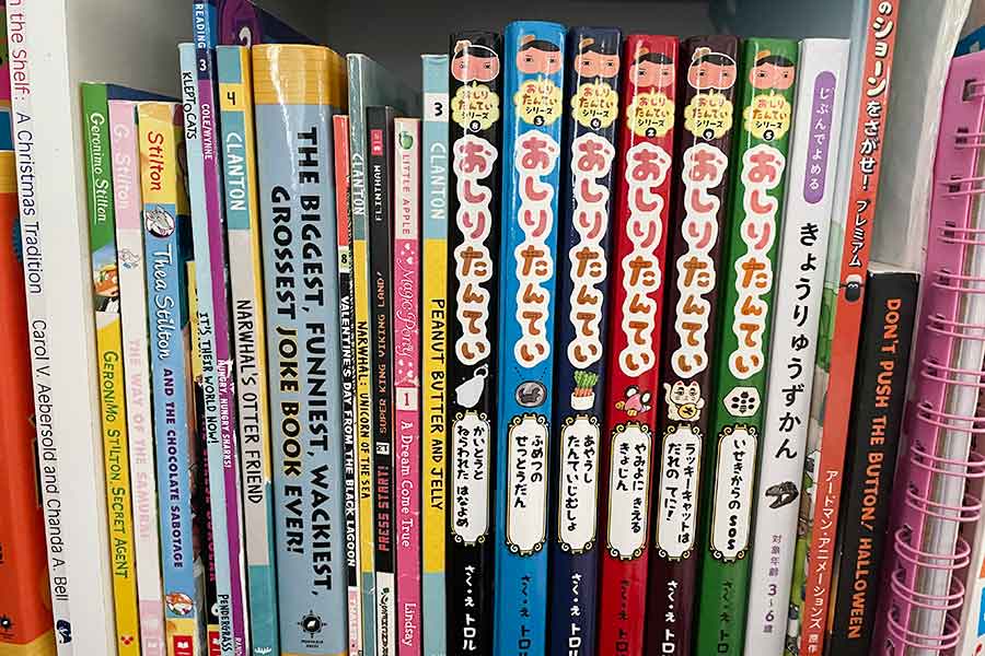 我が子が日本滞在中にハマったアニメ「おしり探偵」。日本から本を持ち帰り、日本語教材に【写真:i-know】