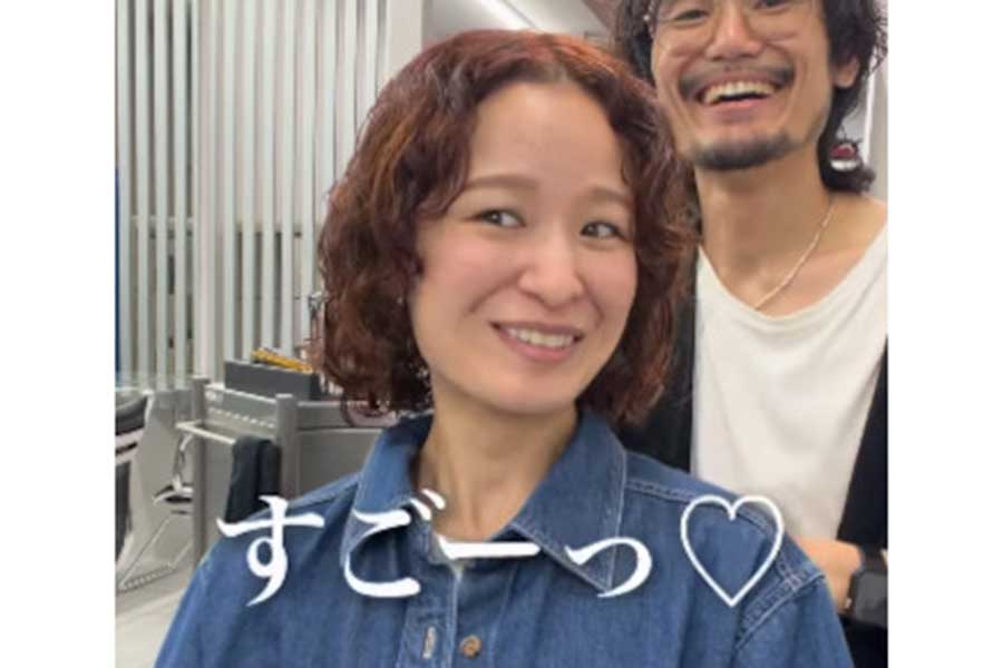 脱縮毛矯正でカーリーヘアを手に入れた女性【出典：インスタグラム（toru_curly_hair）よりスクリーンショット】
