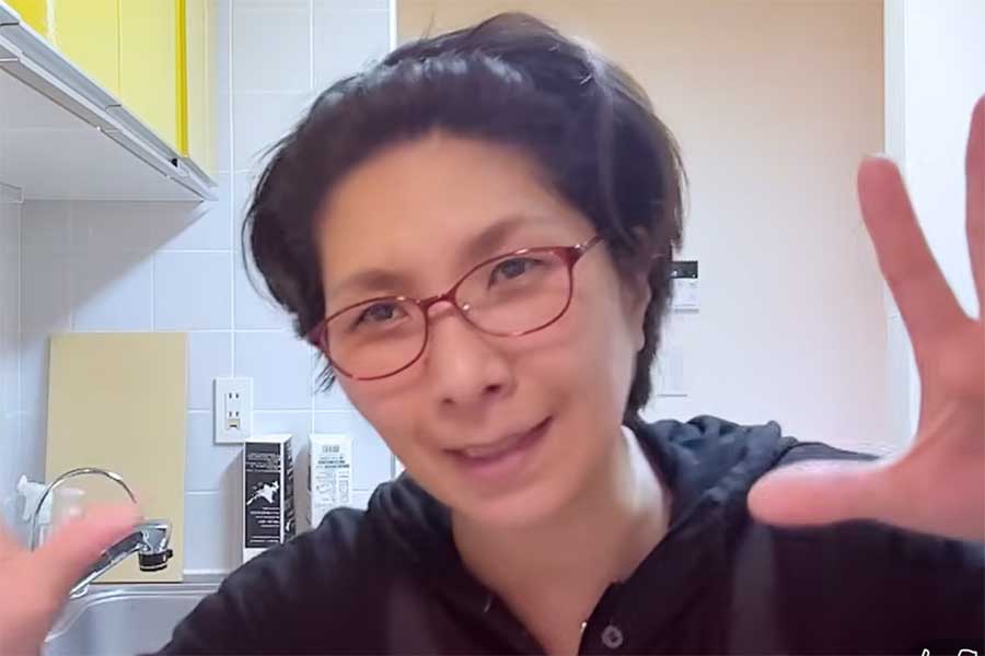 お笑いコンビ・クワバタオハラのくわばたりえさん【出典:YouTube「バタやんちゃんねる」よりスクリーンショット】