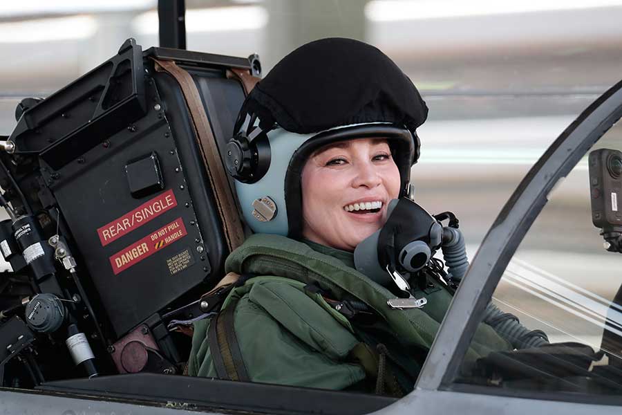 戦闘機で初の単独飛行をする、タイのスティダー王妃【写真:Aflo】