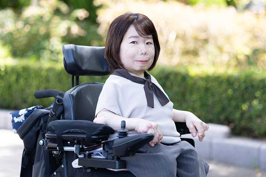 希少難病・ヒアリン線維腫症候群の発信を続けている奈須香織さん【写真提供：奈須香織（nasukaori_hyaline）さん】
