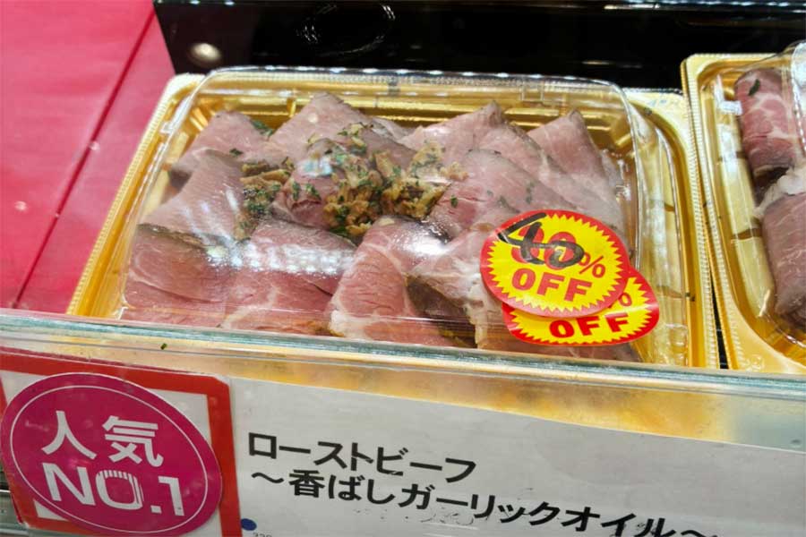「40%OFF」の値引きシールが貼られたローストビーフ【写真提供:投稿者】