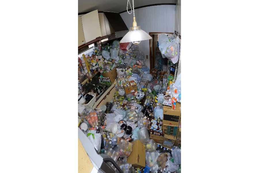 未使用・未開封の物であふれ、踏み込むことすら困難だったキッチン【出典：インスタグラム（katazuke_online.nakanohito）よりスクリーンショット】