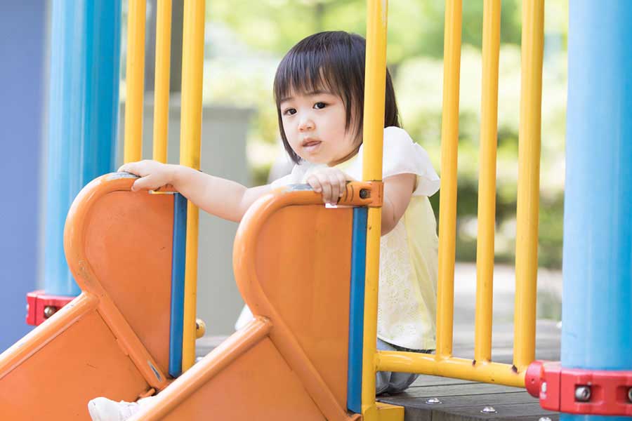 子どもたちが遊ぶ公園の遊具。汚れを落とす清掃活動を実施（写真はイメージ）【写真：写真AC】