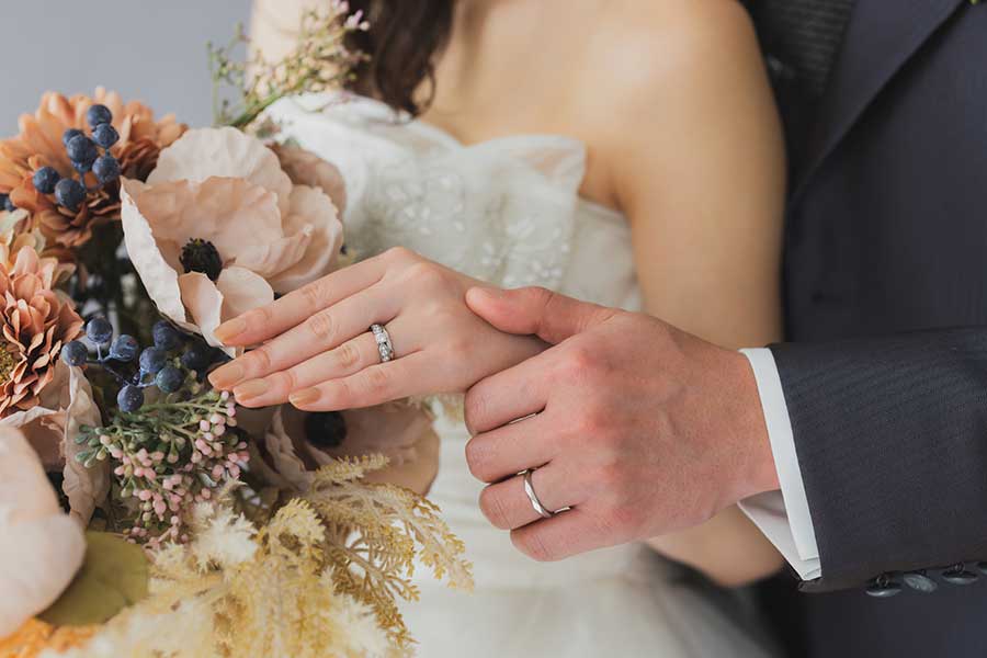 結婚指輪はけがなどの危険につながるおそれがあるため、とくに勤務中は身につけない（写真はイメージ）【写真：PIXTA】