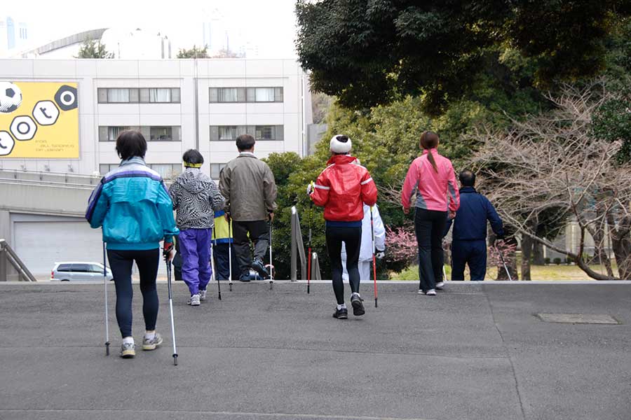 平坦な道でのウォーキング用ポールは、山歩き用とは異なる（写真はイメージ）【写真：PIXTA】