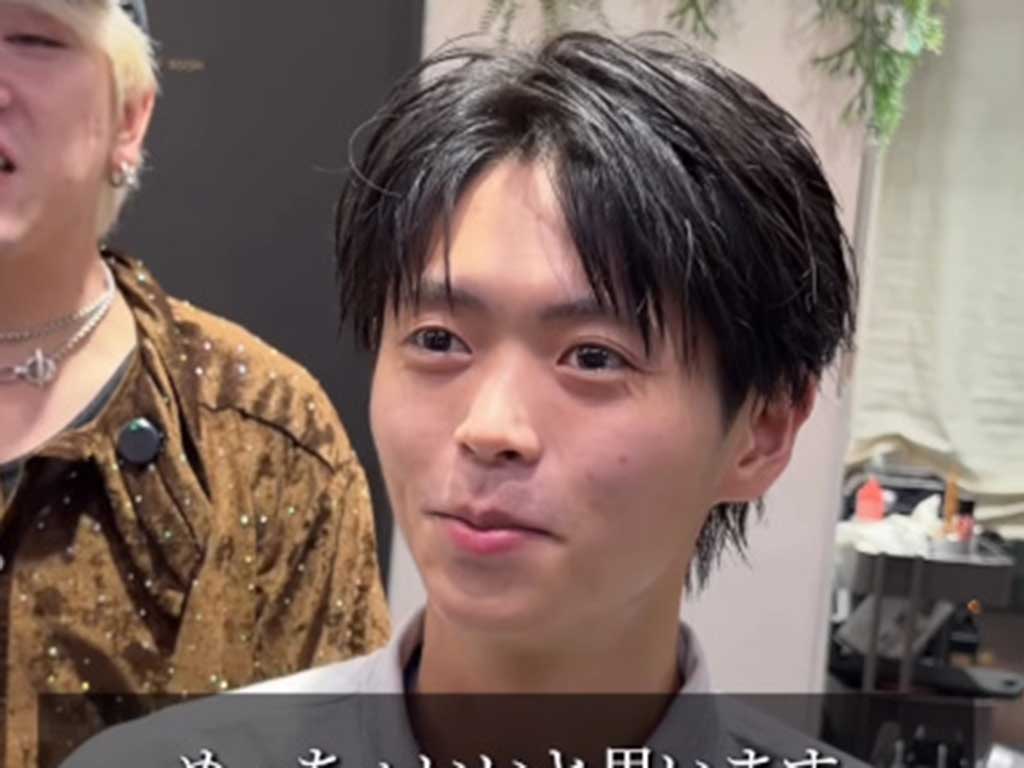 額と目元をすっきり出し、もともとの小顔とさわやかな表情が際立つ男性【出典：インスタグラム（view_akada）よりスクリーンショット】