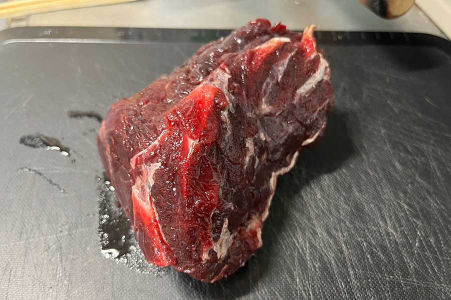 投稿者が想定外の“人の縁”で得た2キロの熊肉【写真提供：投稿者（@osakanafishcom）】