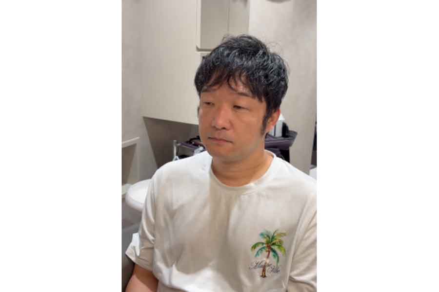 前髪が額を覆い、もみあげやトップの重さが目立っていた男性【出典：インスタグラム（lalaroomo_horikoshi）よりスクリーンショット】