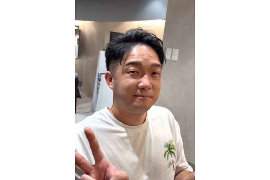 額をしっかり出し、サイドの刈り上げで精悍さと色気を手に入れた男性【出典：インスタグラム（lalaroomo_horikoshi）よりスクリーンショット】