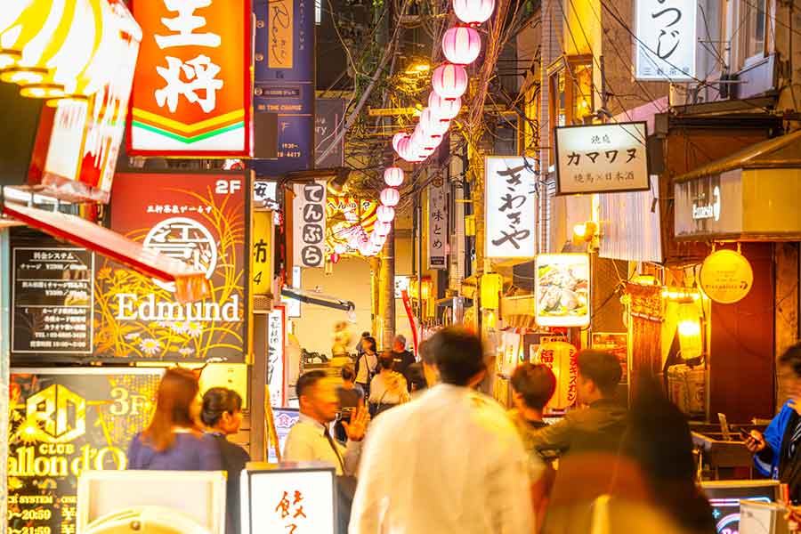 左右に飲食店がずらりと並ぶ通り（写真はイメージ）【写真：PIXTA】