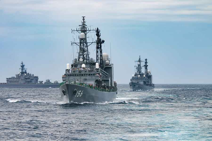 航行する海上自衛隊の艦隊（写真はイメージ）【写真：写真AC】