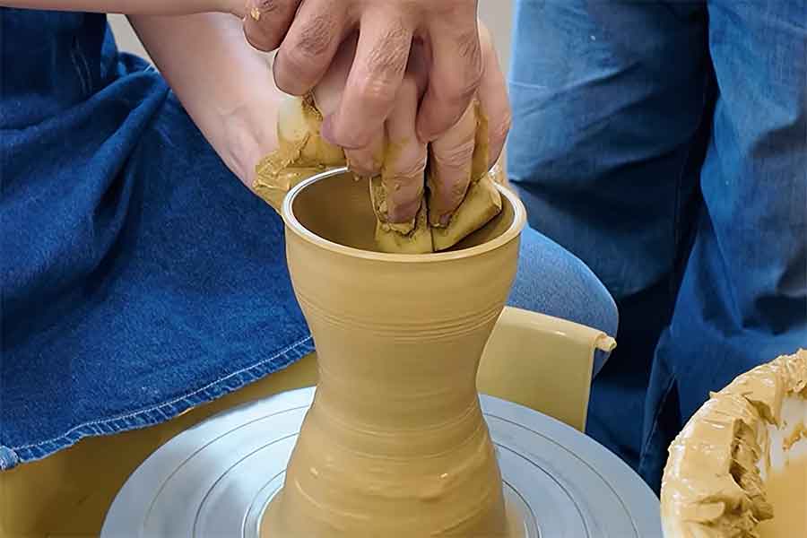 陶芸体験に夢中になって取り組んだ【出典：YouTube「ハーフキッズの日常 | 日本と家族になる」よりスクリーンショット】