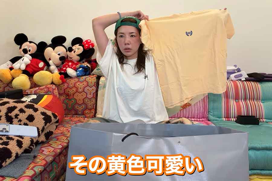 「バレンシアガ」のTシャツを紹介【出典：YouTube「仲里依紗です。」よりスクリーンショット】