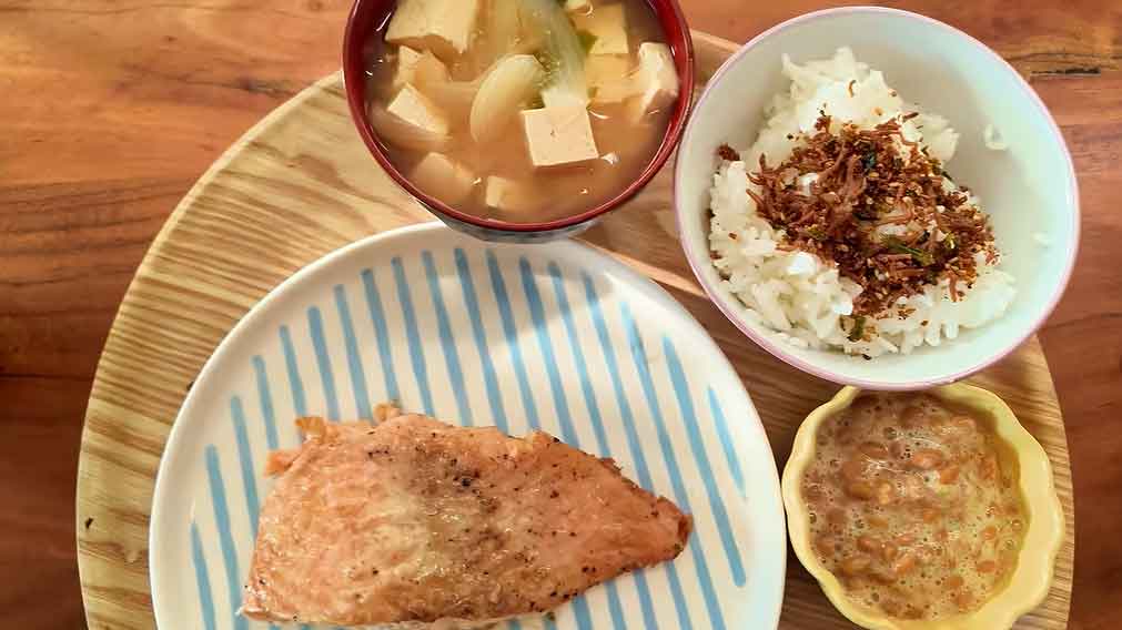 朝食に焼いた魚が並んでびっくり【出典：YouTube「Chihori’s Vlog」よりスクリーンショット】