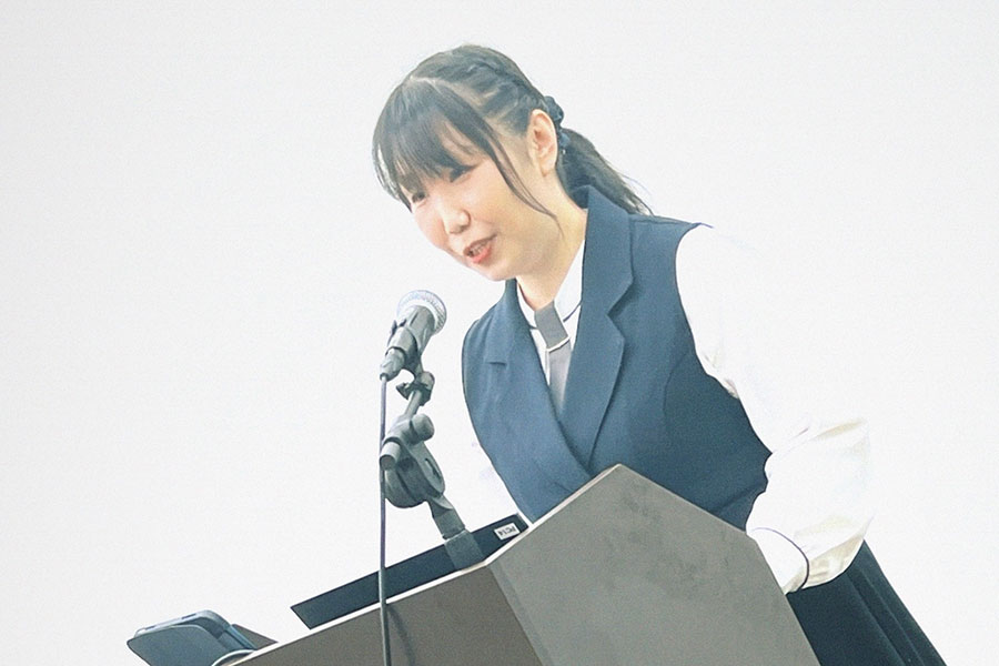 登壇し、コンサートやイベントにおけるアクセシビリティについて話す長谷川さん【写真提供：長谷川恵美理（@signsongEmily）さん】