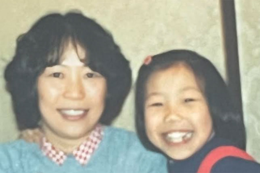 小学生の頃、母と一緒にコンサートへ行った帰りに撮影した写真【写真提供：長谷川恵美理（@signsongEmily）さん】
