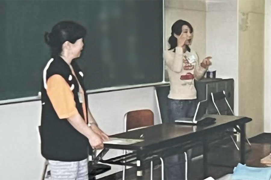 母とともに学校を訪問し、きこえないことや、きこえない両親を持つ子ども（CODA）について生徒たちに伝える活動も行っていた【写真提供：長谷川恵美理（@signsongEmily）さん】