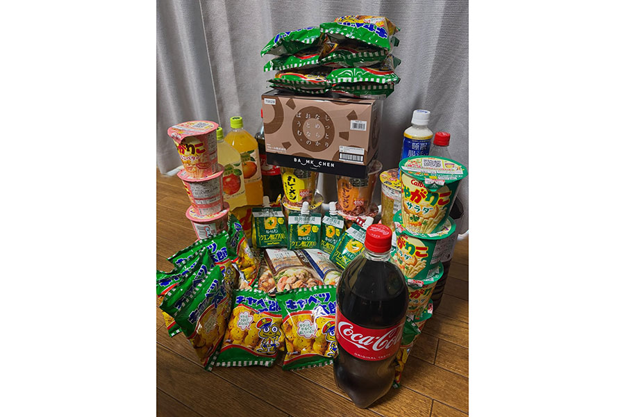 昼食の買い出しを頼まれた長男が持ち帰った品々【写真提供：おすぎとピーコは実は3つ子（osugitopiko）さん】