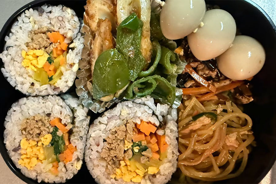 キンパのような巻き寿司が入った、夫の手作り弁当【出典：YouTube「バタやんちゃんねる」よりスクリーンショット】