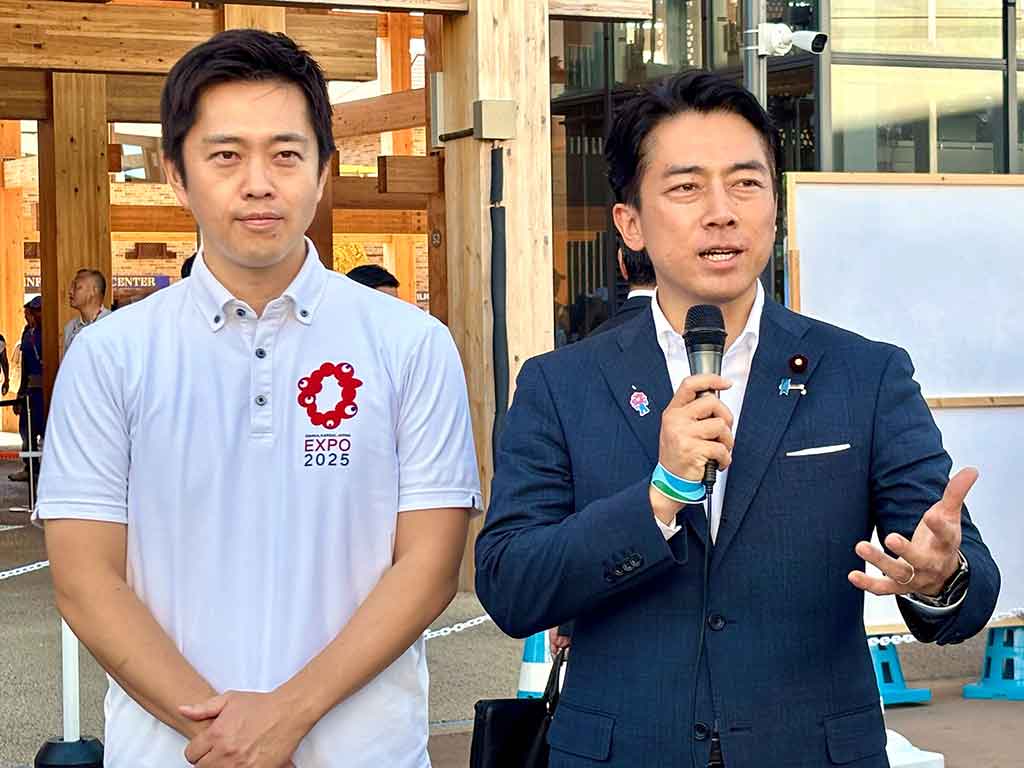 大阪・関西万博会場でのツーショット。（左から）吉村洋文知事と小泉進次郎防衛相【写真：産経新聞社】
