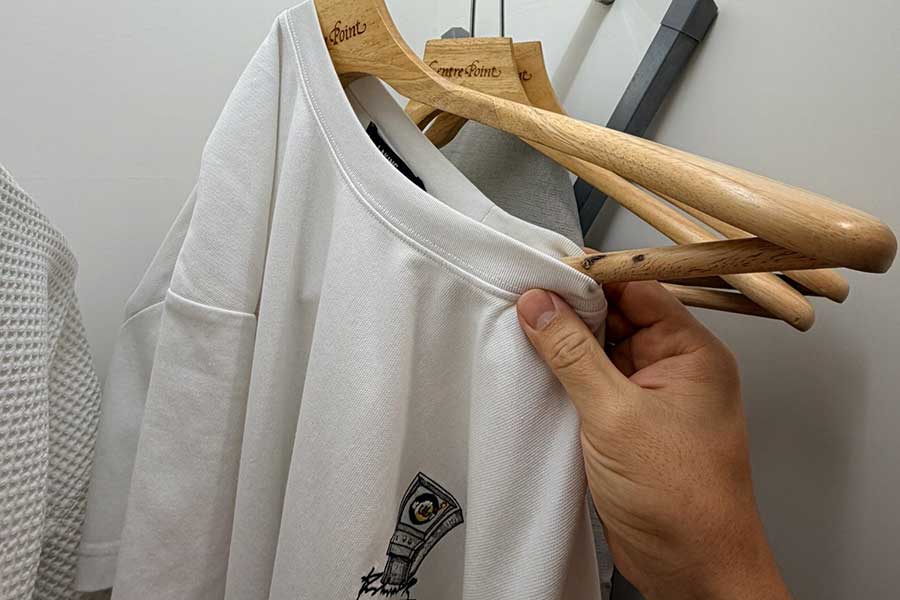 Tシャツをハンガーにかけようと奮闘するソーくんさん【写真提供：ソーくん（@soe_kun）さん】