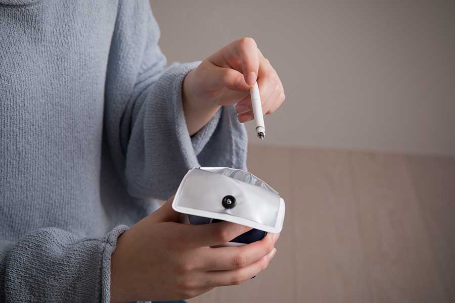 携帯灰皿を持ち歩くことが習慣化（写真はイメージ）【写真：PIXTA】