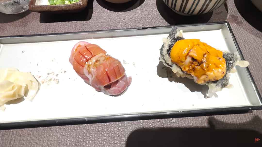 さまざまな寿司や天ぷら、和牛を堪能【出典：YouTube「日本食冒険記Tokyo Food Adventures」よりスクリーンショット】