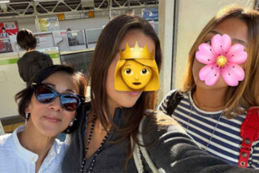 娘たちと買い物を楽しむ中村江里子さん（左）【出典：インスタグラム（eriko.nakamuraofficial）よりスクリーンショット】