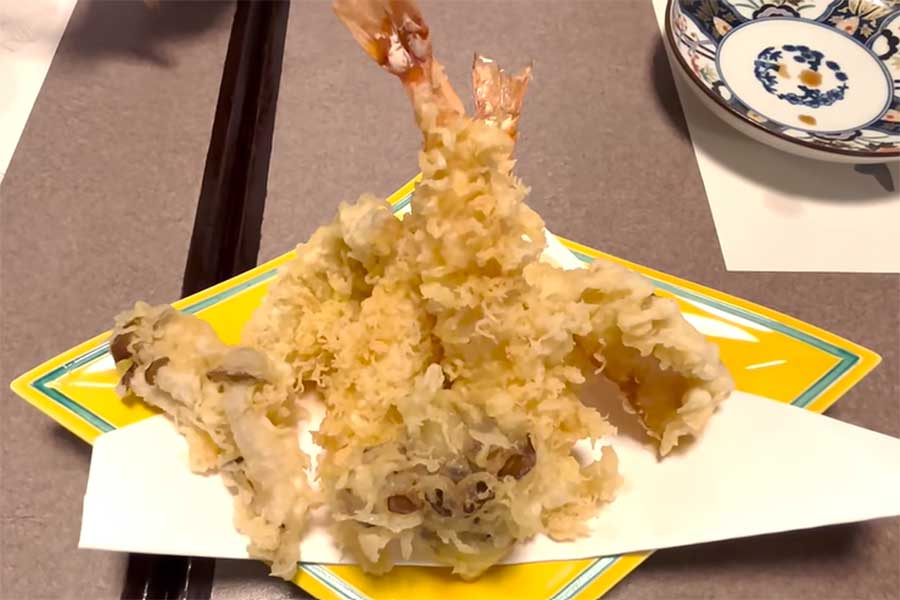 日本の天ぷらに感激【出典：YouTube「日本食冒険記Tokyo Food Adventures」よりスクリーンショット】