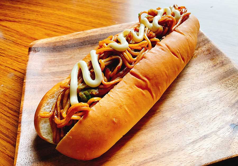 焼きそばをパンで挟むという発想に衝撃（写真はイメージ）【写真：写真AC】