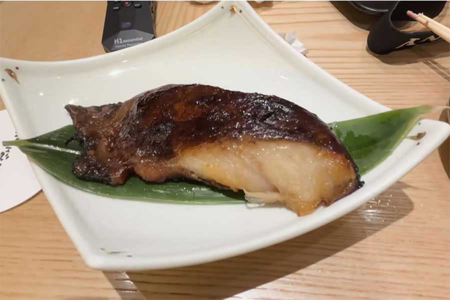 ギンダラの西京焼きに感動【出典：YouTube「日本食冒険記Tokyo Food Adventures」よりスクリーンショット】