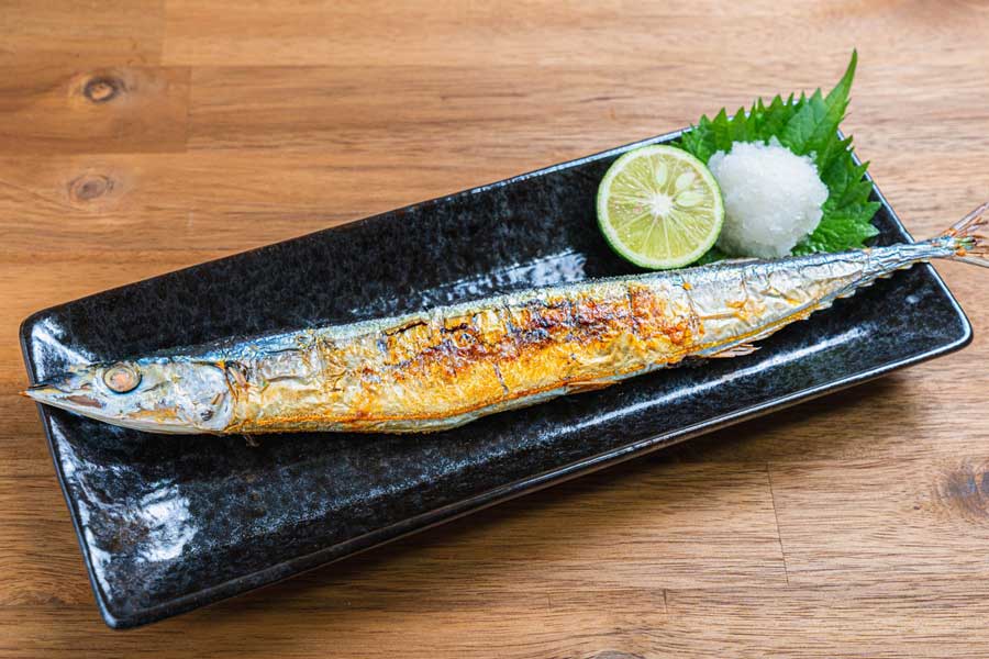 秋の味覚サンマの塩焼き。大根おろしを奥に添えるのはNG?(写真はイメージ)【写真:写真AC】