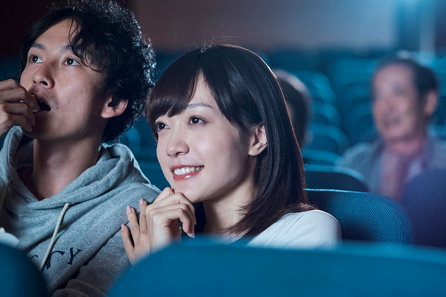 エンドロールが終わるまで誰も立たない映画館での鑑賞マナーに驚愕（写真はイメージ）【写真：PIXTA】